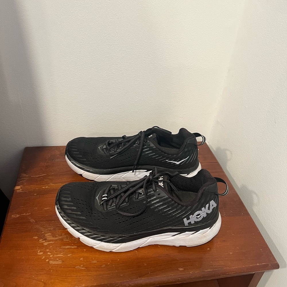 HOKA Clifton 5 woman’s 9.5 running shoes